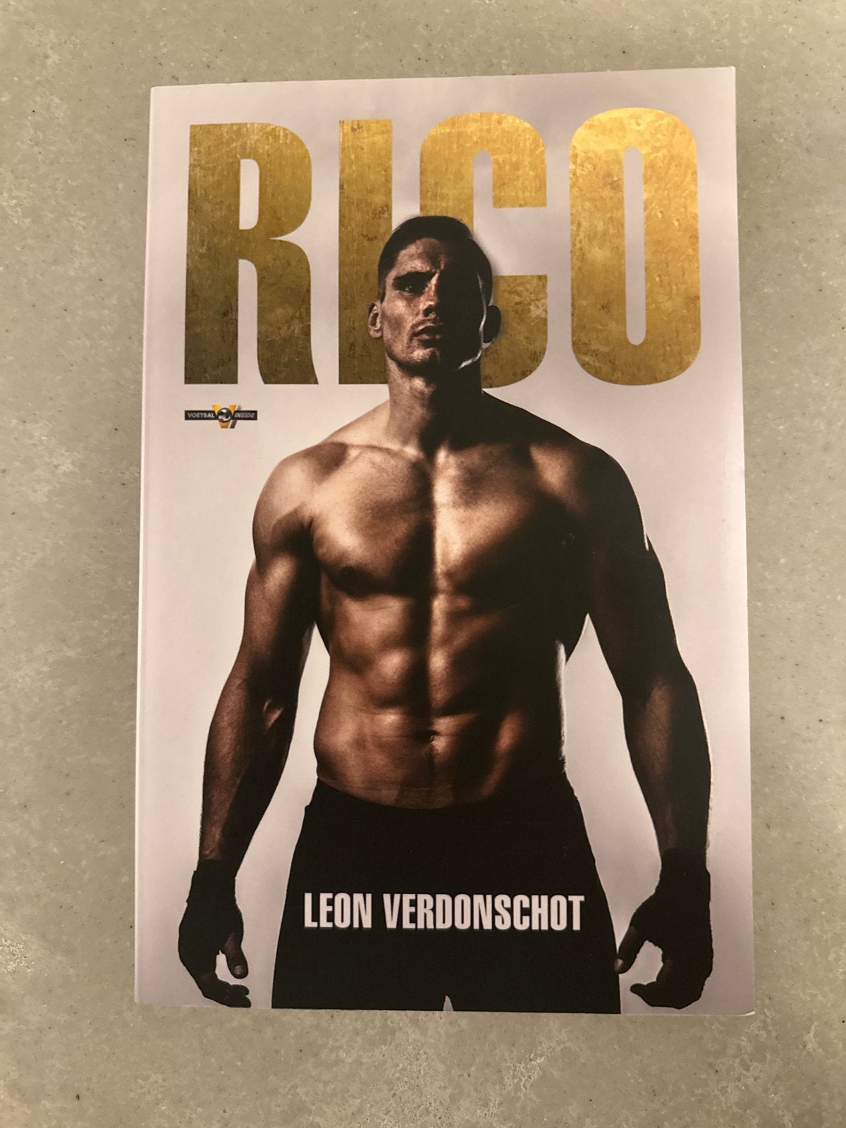 Rico Verhoeven - Het onthulde levensverhaal, Ophalen of Verzenden, Zo goed als nieuw, Vechtsport