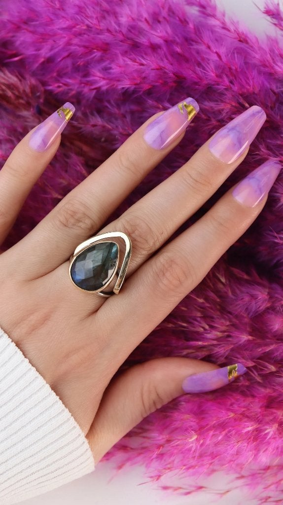 Schitterende zilveren ring met in facet geslepen labradoriet, 19 tot 20, Nieuw, Met edelsteen, Dame