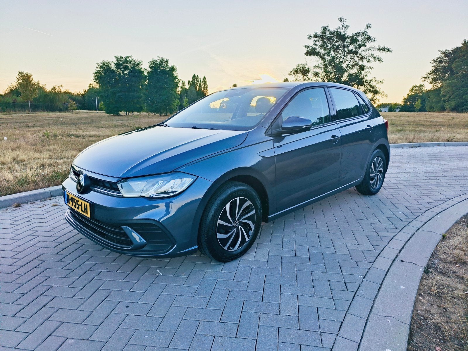 Volkswagen Polo 1.0 TSI, NW model, Carplay, Lane, Adaptive, Auto's, Voorwielaandrijving, Dealer onderhouden, Zwart, 1072 kg