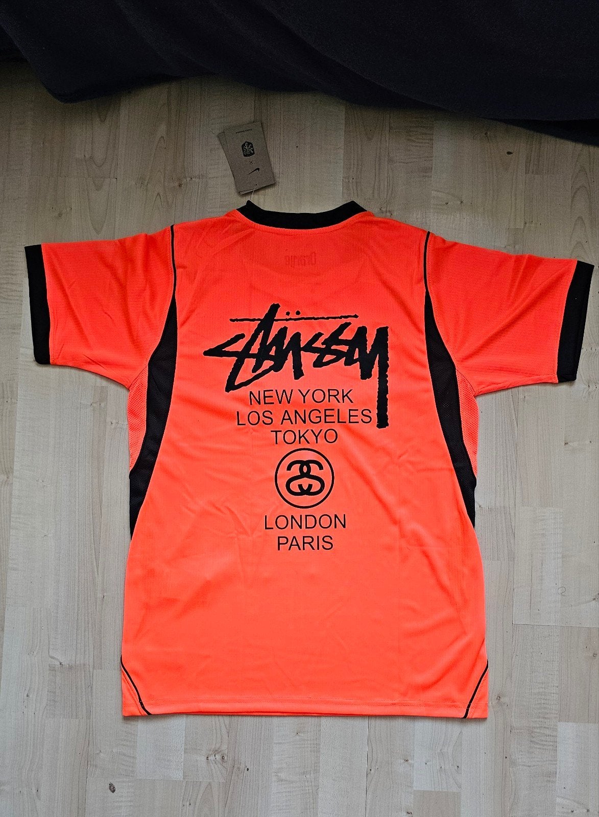 Stüssy Nederland Voetbalshirt maat M en S, Stüssy x Nike, Nieuw, Oranje, Ophalen of Verzenden