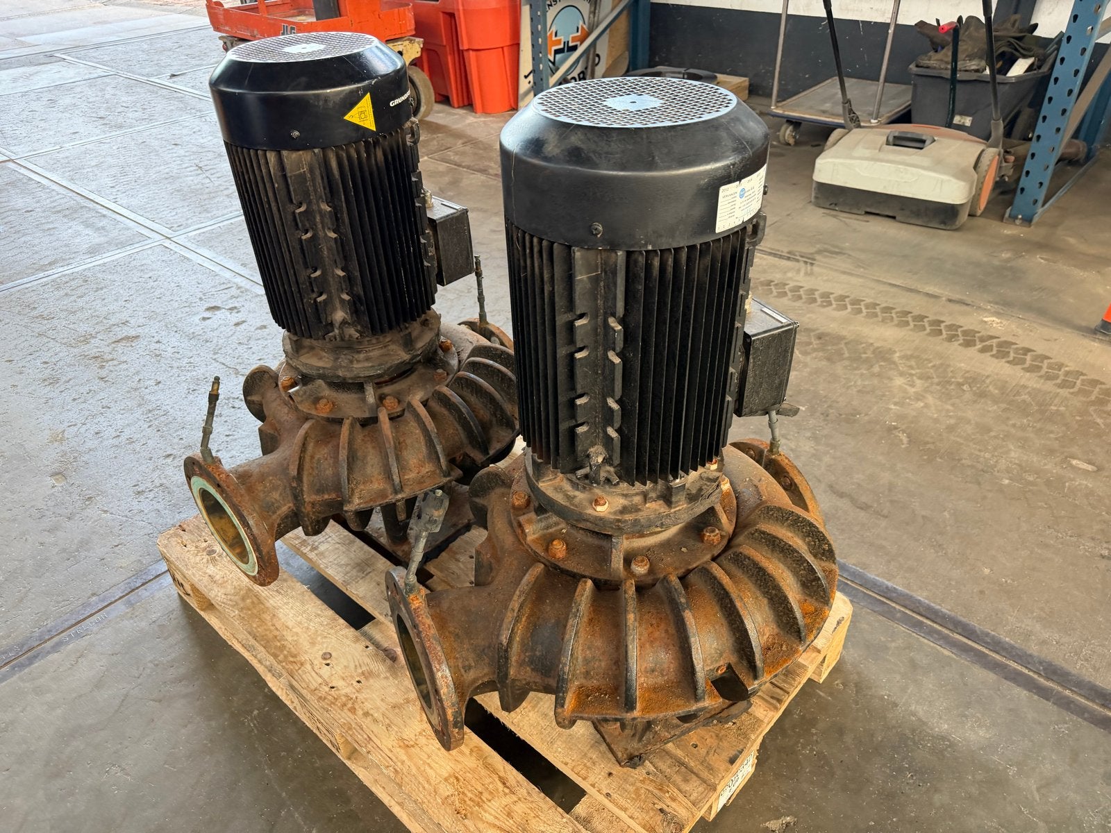 2x Grundfos Pompen met ABB Motoren en Danfoss VSD's, Ophalen