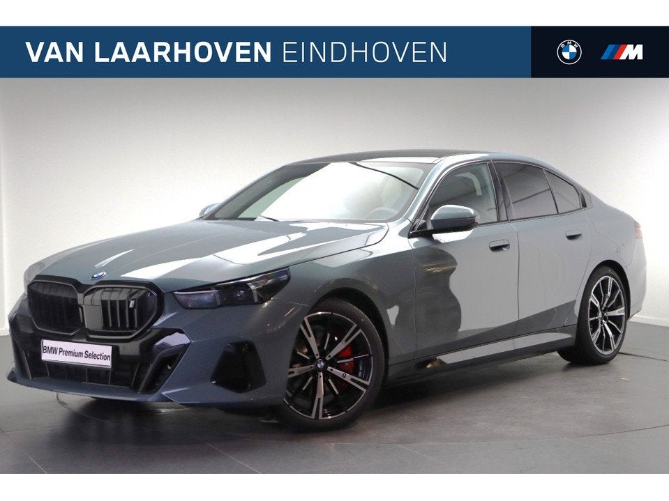 BMW i5 eDrive40 M Sport / Panoramadak / Achteruitrijcamera /, 2095 kg, Achterwielaandrijving, Zwart, Met garantie (alle)