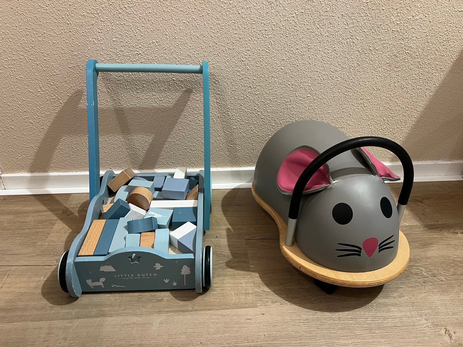 Little Dutch blokkenkar en Wheelybug muis, Ophalen of Verzenden, Zo goed als nieuw, Rij- of Hobbelspeelgoed