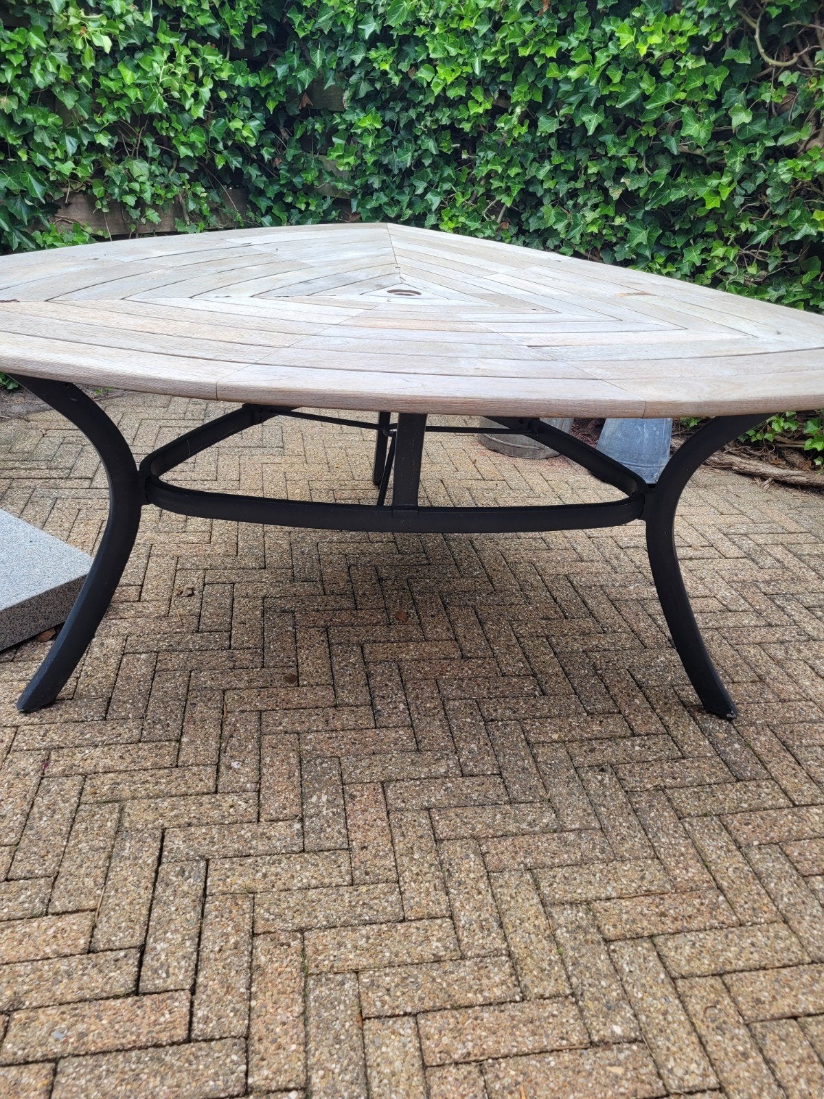 Driehoekige houten tuintafel met metalen onderstel, Ophalen