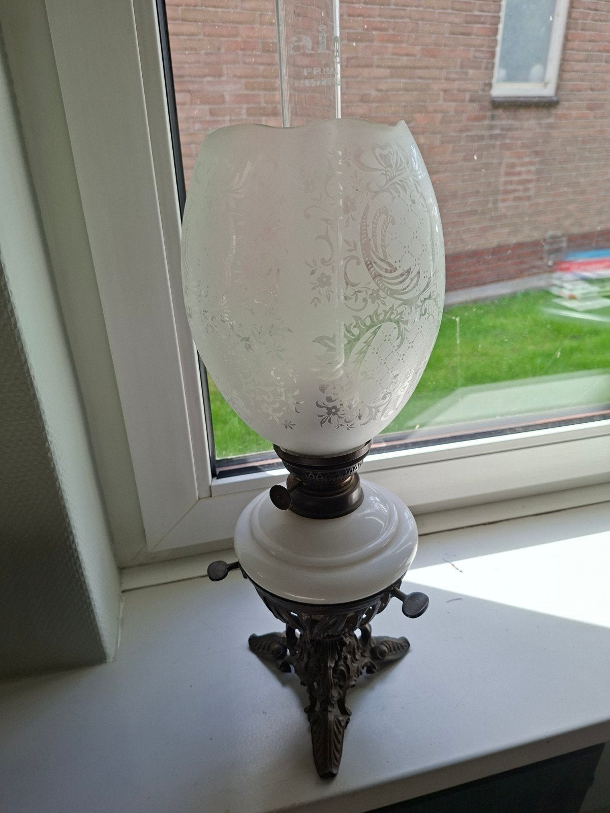 Antieke olielamp met sierlijke glazen kap, Antiek en Kunst, Ophalen