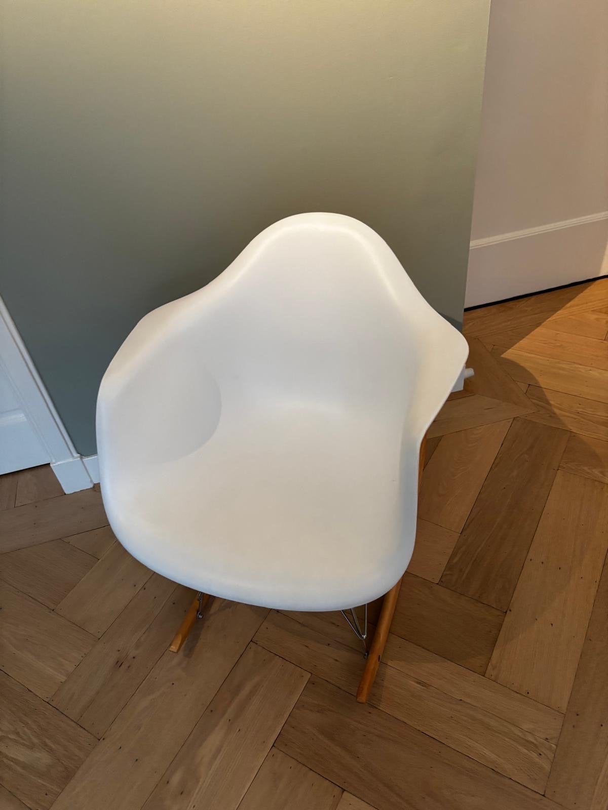 Design Schommelstoel - Wit met Houten Poten, Huis en Inrichting, Ophalen, Kunststof, Wit, Zo goed als nieuw