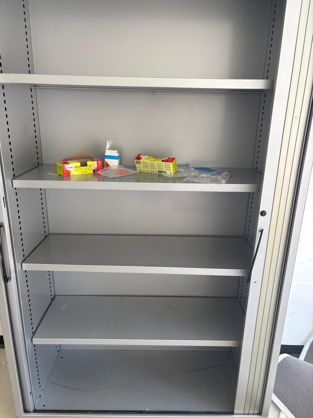 Gratis!! Metalen archiefkast met roldeur, Met plank(en), Gebruikt, Metaal, 150 tot 200 cm