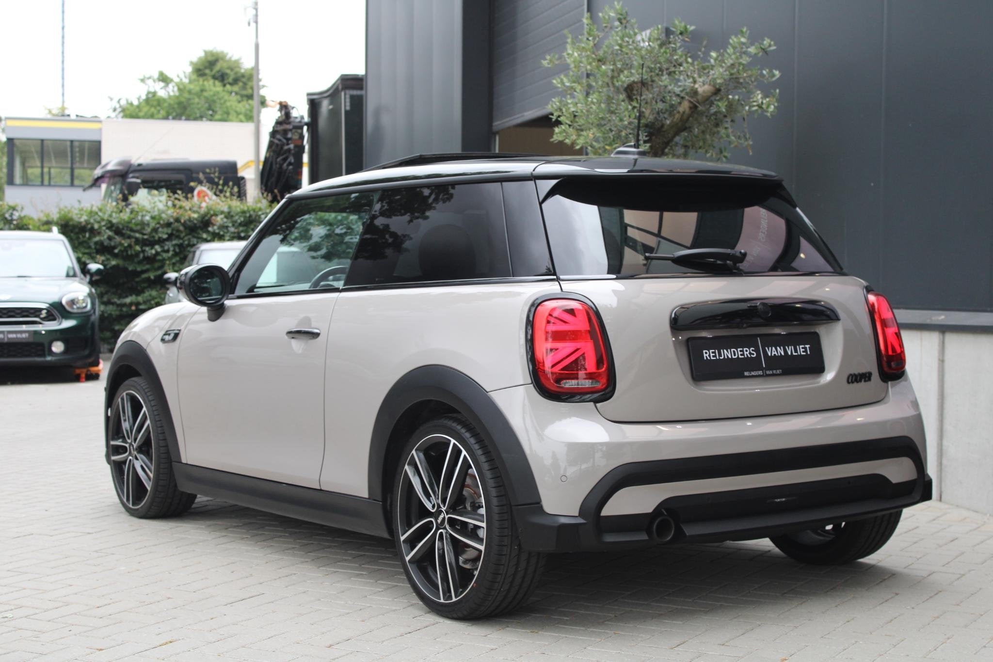 MINI Cooper 1.5 Camden Edition | Pan.Dak | Rear View Cam. |, Auto's, Mini, 12 maanden, 136 pk, 4 stoelen, Bedrijf
