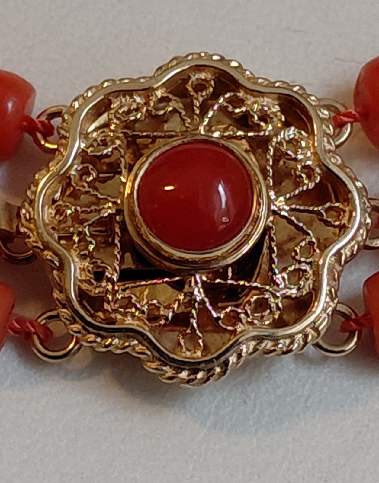 TOPSTUK, driestrengs koraalketting met gouden sluiting, Ophalen of Verzenden, Goud, Ketting