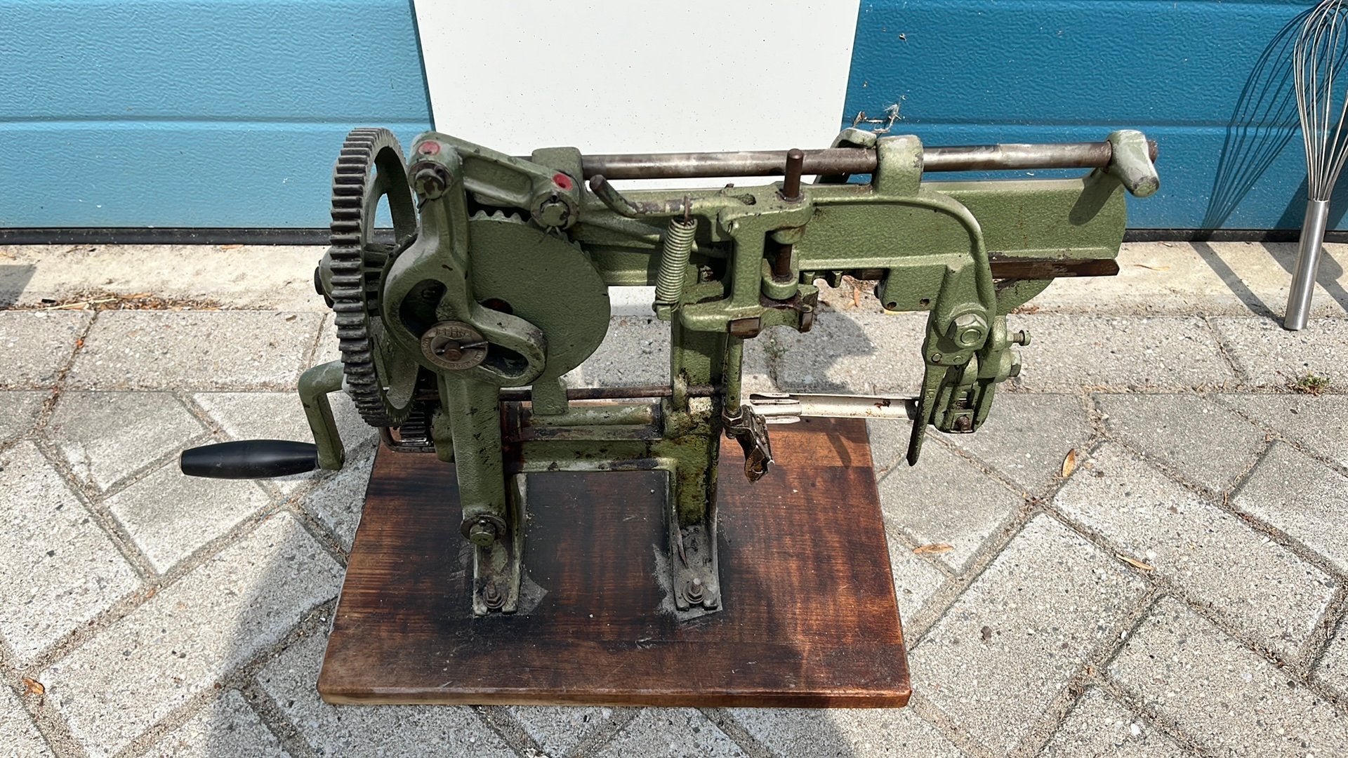 Gietijzeren appelschiller, Ophalen
