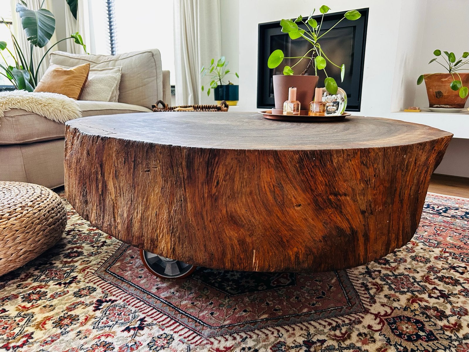 Ovale salontafel van boomstam op wielen, Huis en Inrichting, Ophalen, Gebruikt, 100 tot 150 cm, 50 tot 100 cm