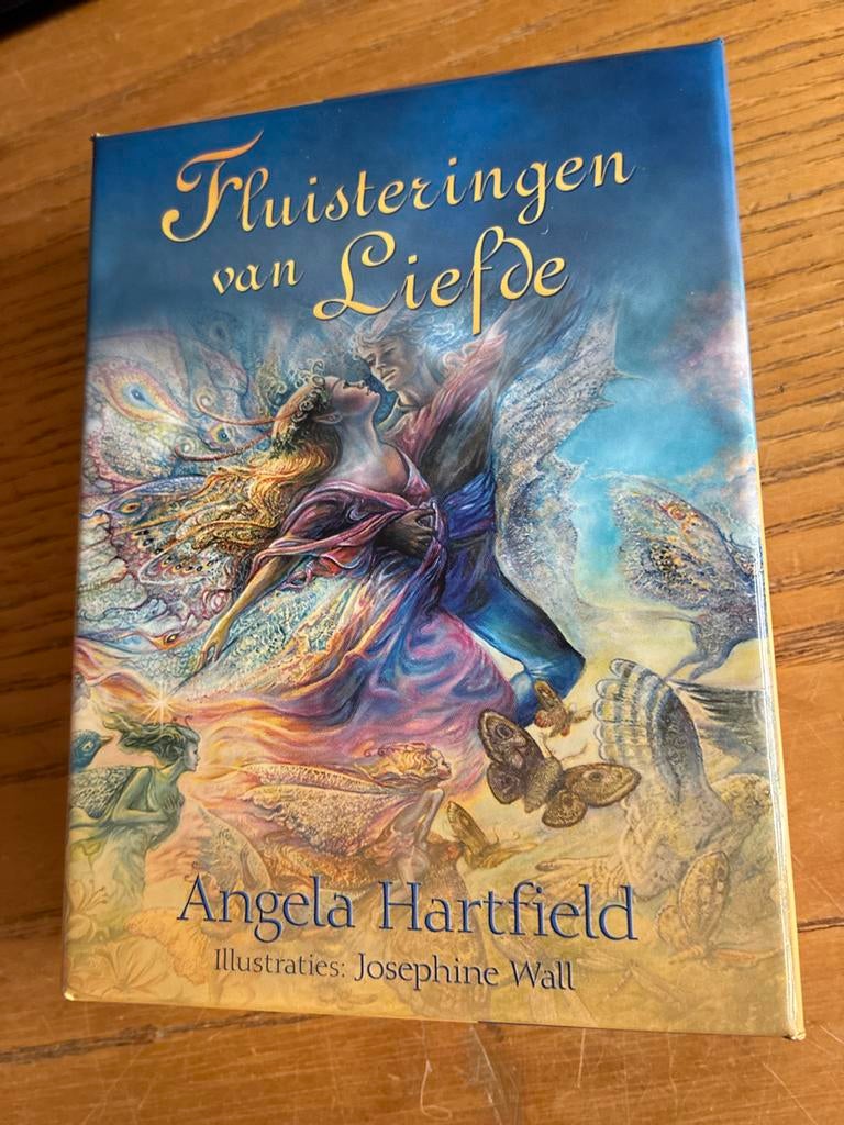 Fluisteringen van Liefde - Angela Hartfield, Boeken, Ophalen of Verzenden, Zo goed als nieuw, Spiritualiteit algemeen, Instructieboek