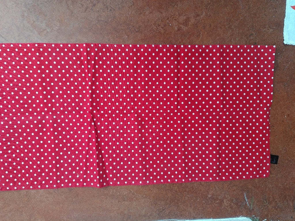 Vrolijke rode loper met witte noppen van katoen, Vrolijk, speels, modern. Of voor Kerstsfeer, Minder dan 50 cm, Nieuw, Ophalen of Verzenden