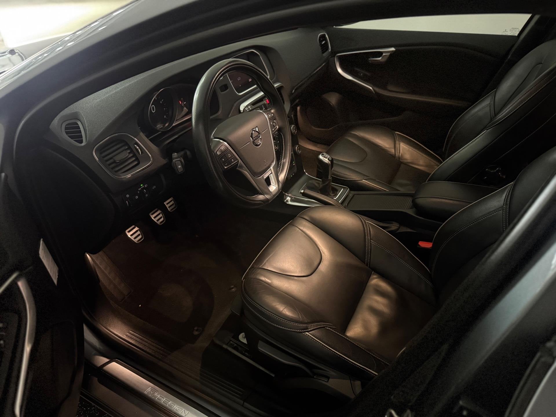 Volvo V40 2.0 T4 R-Design Sport / Pano / Leder / Keyless, Dealer onderhouden, Gebruikt, Bedrijf, Handgeschakeld