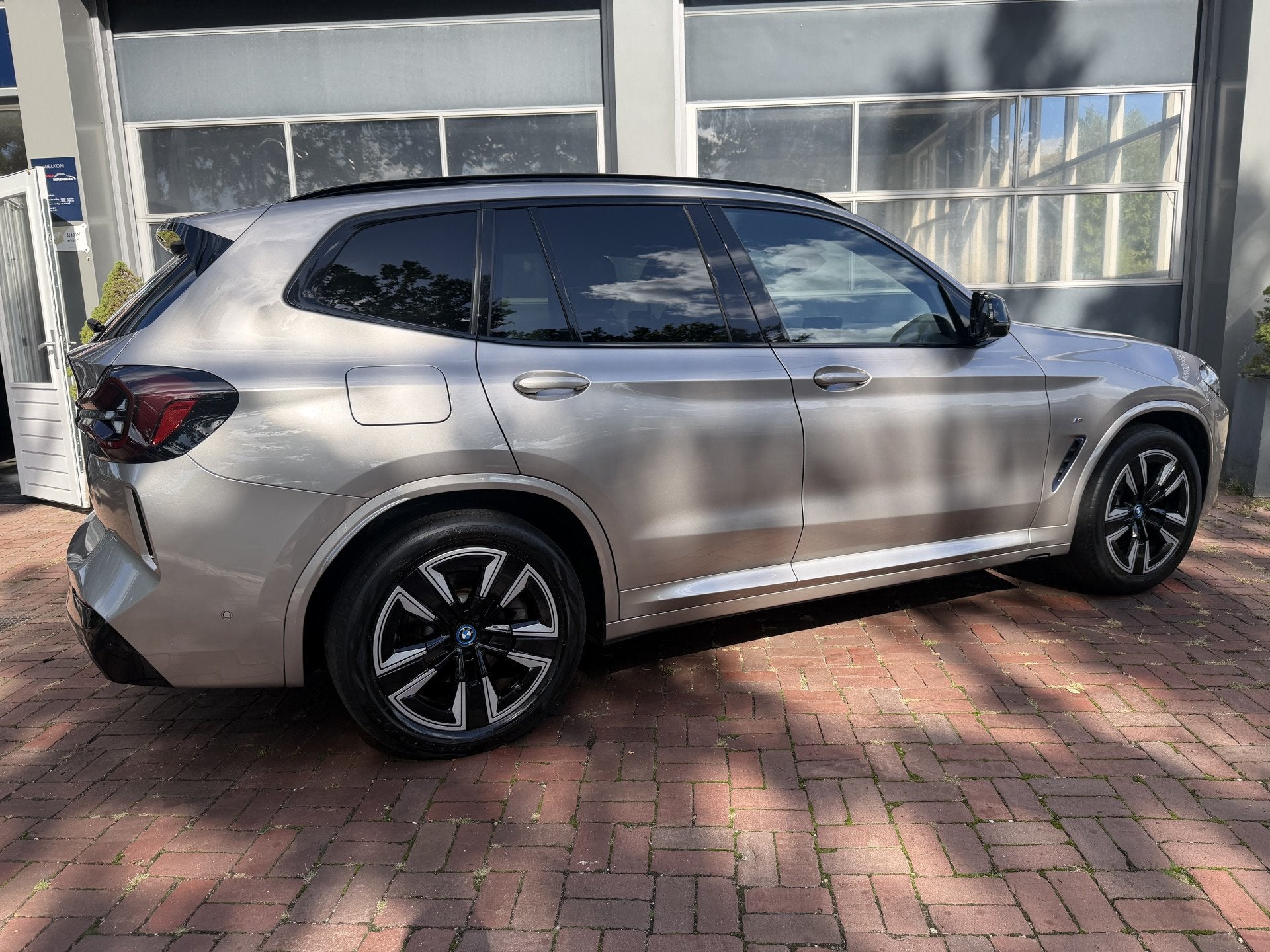 BMW iX3 Executive 80 kWh soh 95 M-Sport | Laser-LED | Leder, Auto's, Automaat, Dealer onderhouden, Achterwielaandrijving, Gebruikt