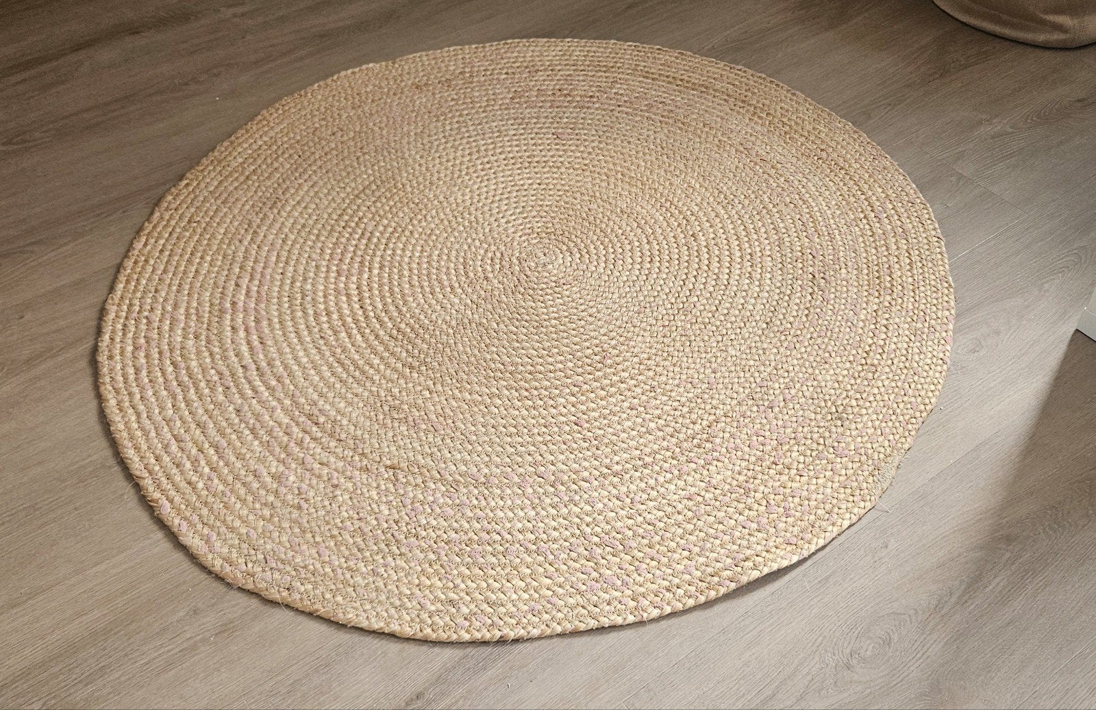Rond jute vloerkleed met roze accenten, Huis en Inrichting, Ophalen, Bohemian, Natuurlijk, Speels, Gebruikt, Rond