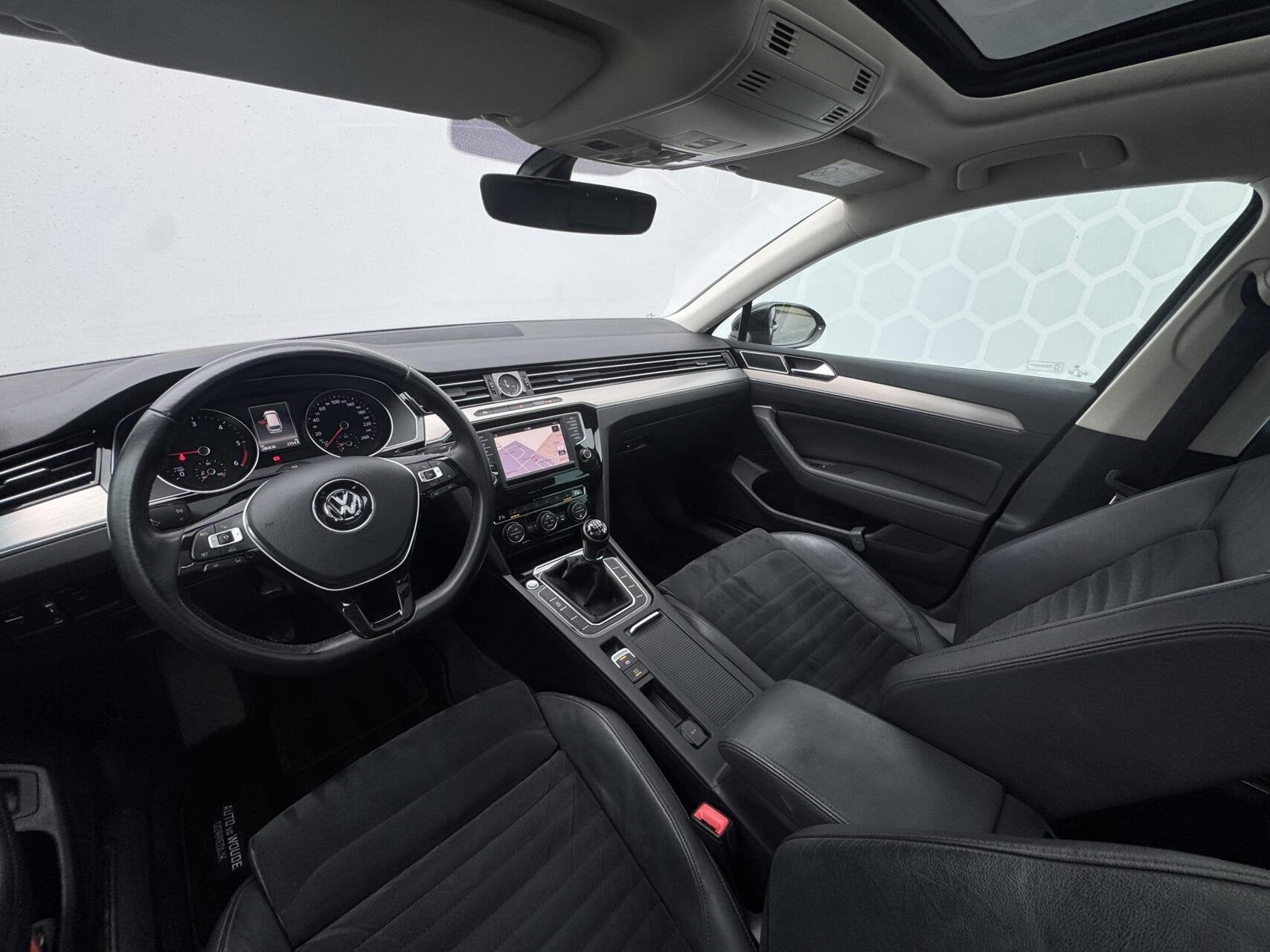 VW Passat Variant 1.6 TDI Highline Business R Panoramdak LED, Auto's, Gebruikt, 4 cilinders, Zwart, Origineel Nederlands