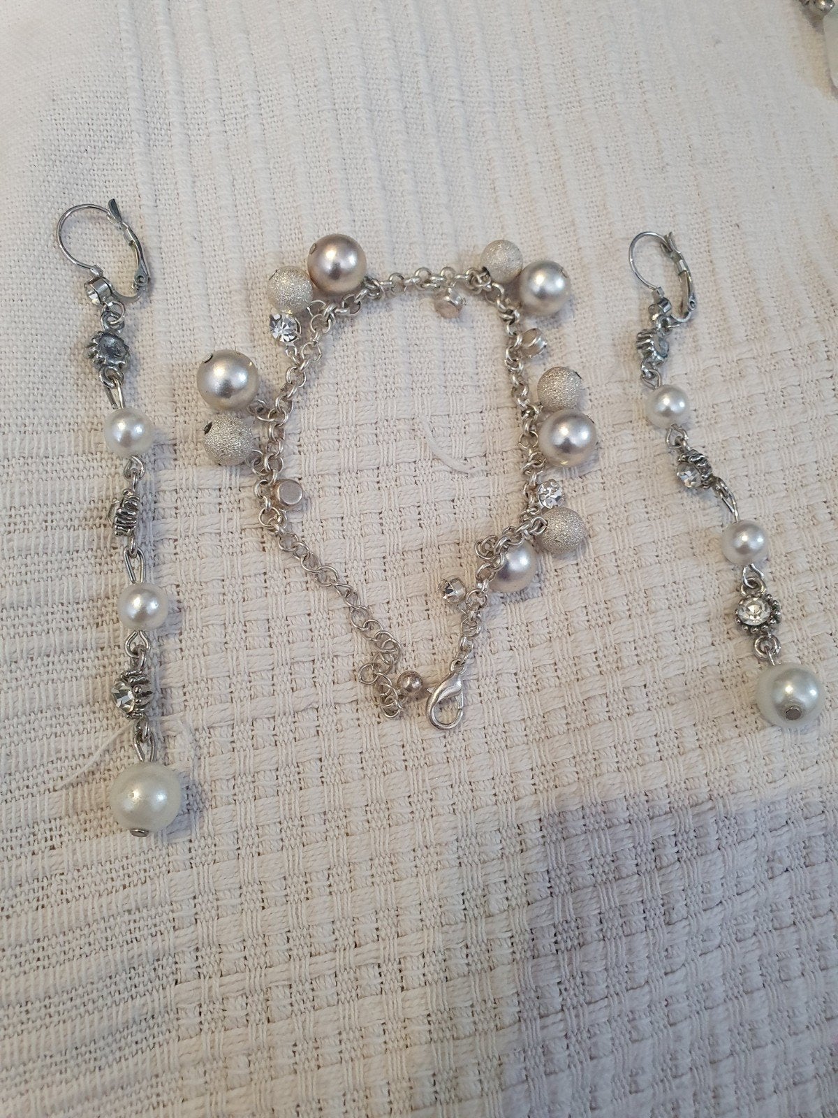 Sierlijke zilverkleurige sieradenset met parels en strass, Overige materialen, Met bedels of kralen, Ophalen of Verzenden, Zo goed als nieuw