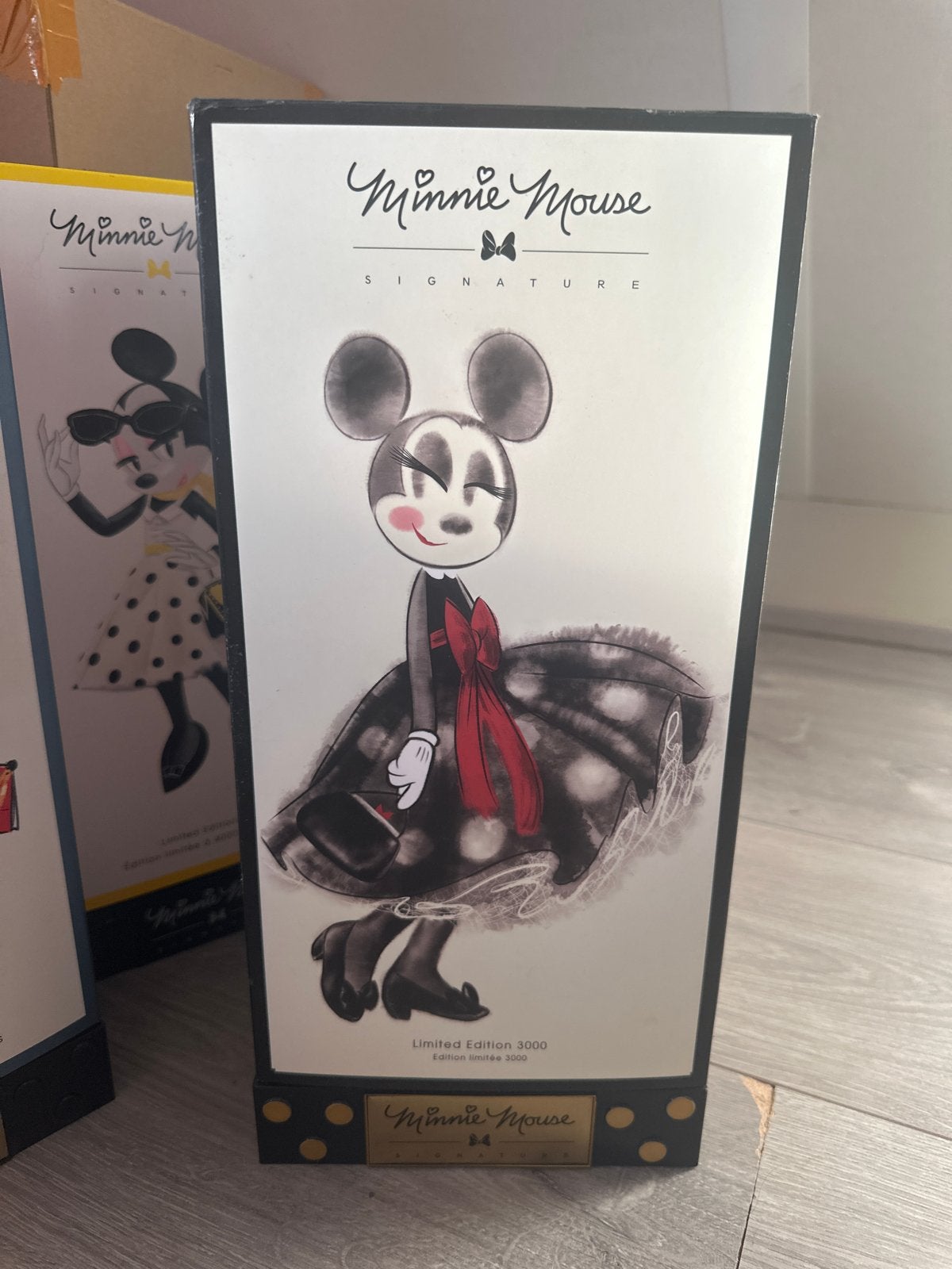 Disney Minnie Mouse Signature Doll - Limited Edition, Verzamelen, Disney, Ophalen of Verzenden, Mickey Mouse, Nieuw, Beeldje of Figuurtje