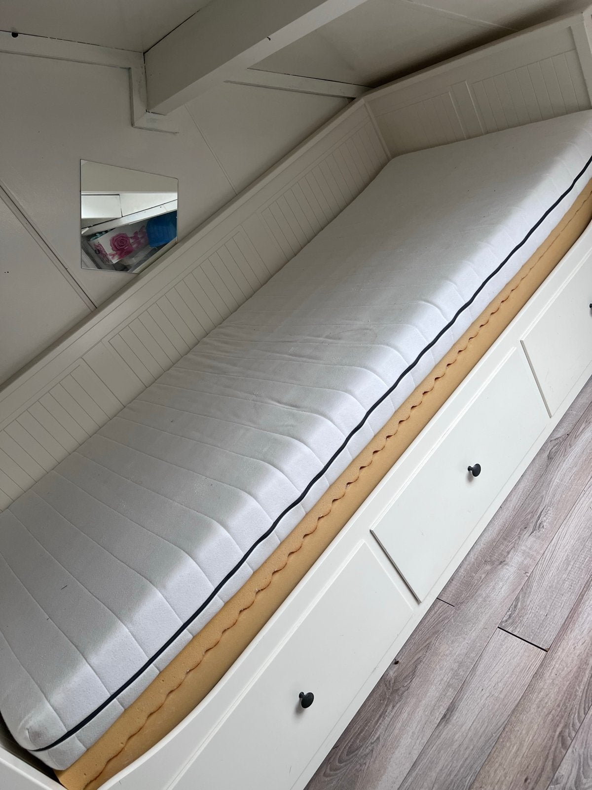IKEA Hemnes Bedbank met 3 lades - Wit met gratis matrassen, Huis en Inrichting, Gebruikt, Eenpersoons, Wit, Ophalen of Verzenden