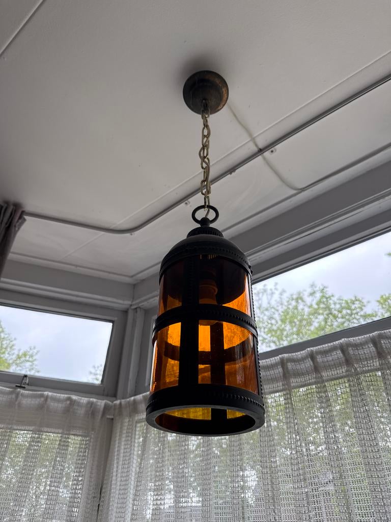 1940  arts and crafts portiek hang lamp brons met amber glas, Ophalen of Verzenden, Gebruikt, Glas, 50 tot 75 cm