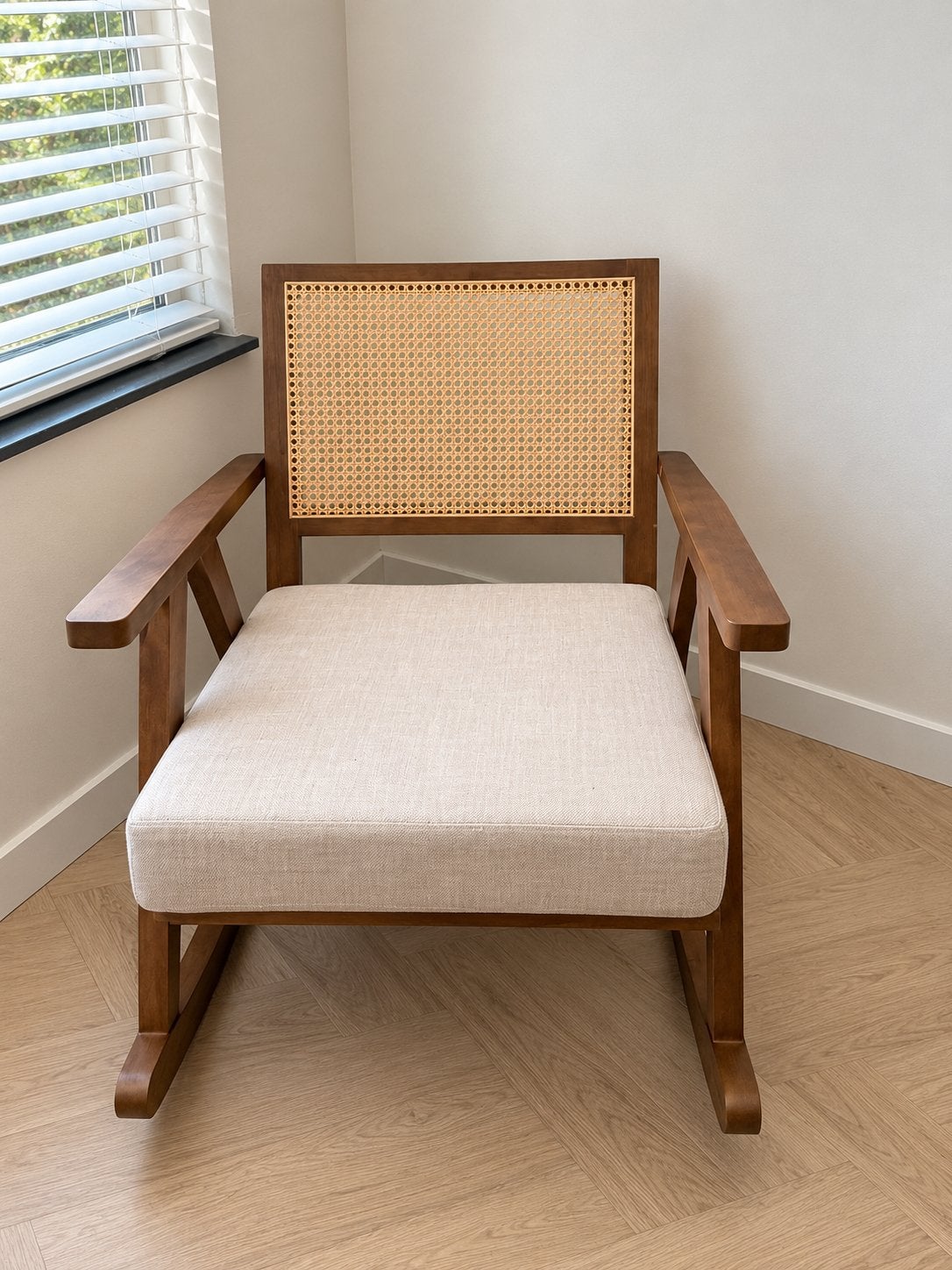 Schommelstoel met rotan rugleuning en stoffen kussen, Huis en Inrichting, Ophalen, Bruin, Nieuw, Eén