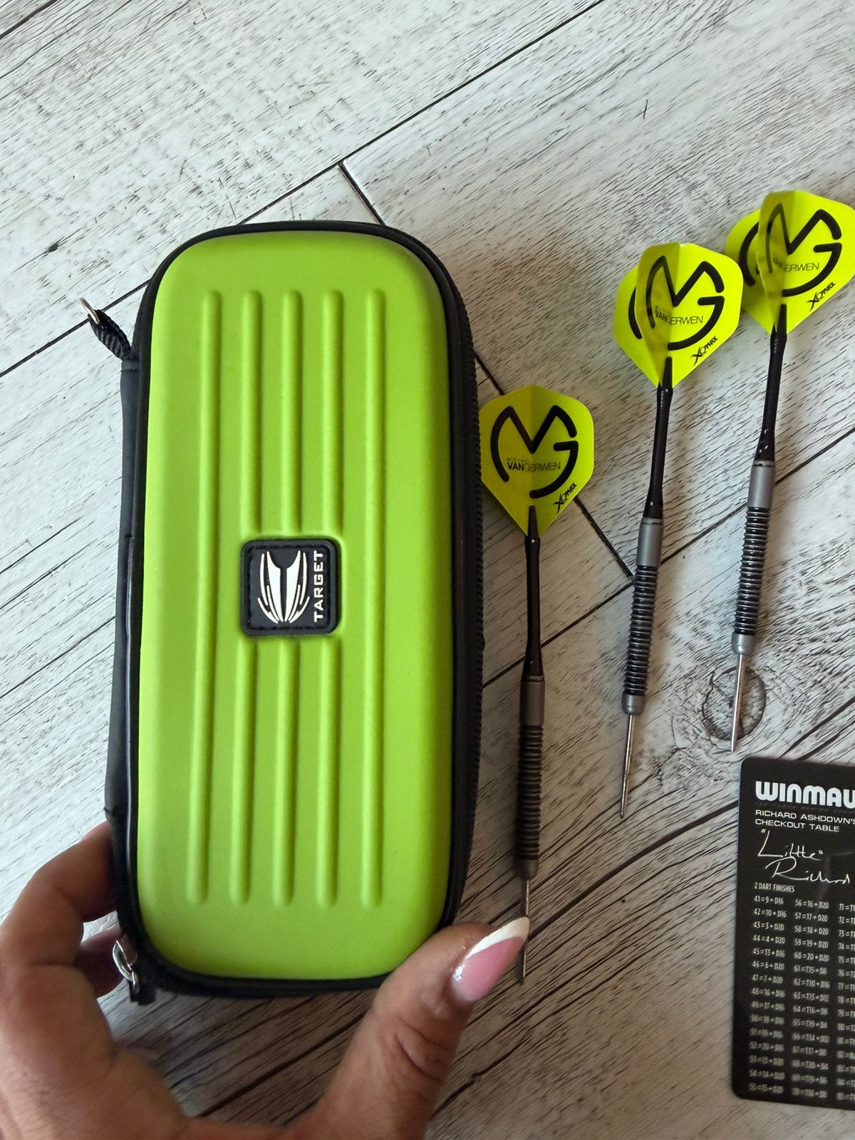 Michael van Gerwen XQMax dartset + Target case & accessoires, Ophalen of Verzenden, Zo goed als nieuw, Pijlen