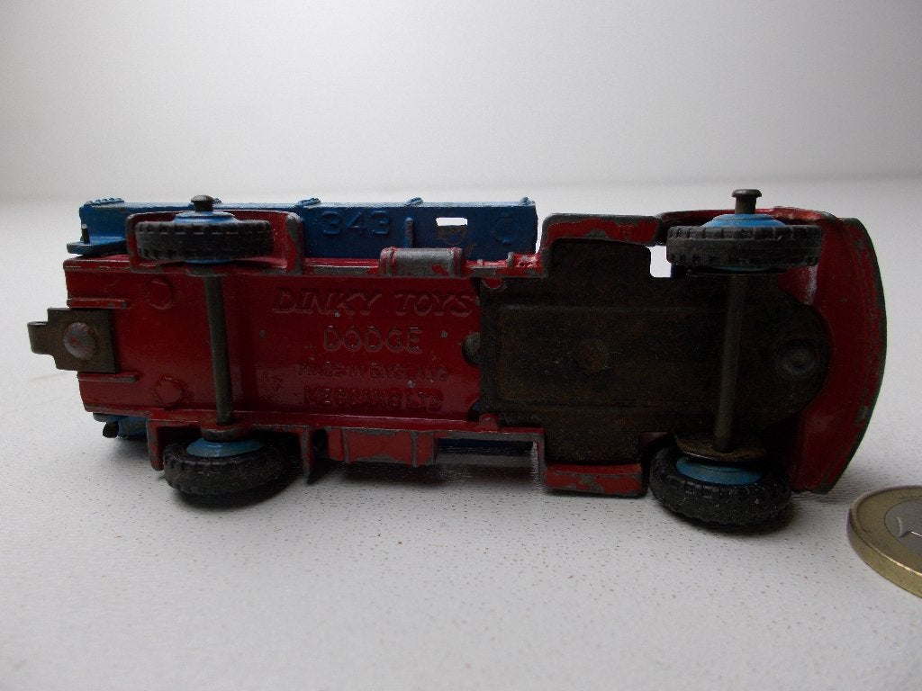1955 Dinky Toys 343 DODGE FARM WAGON (Rood/Blauw), Hobby en Vrije tijd, Modelauto's | 1:43, Ophalen of Verzenden, Gebruikt, Bus of Vrachtwagen