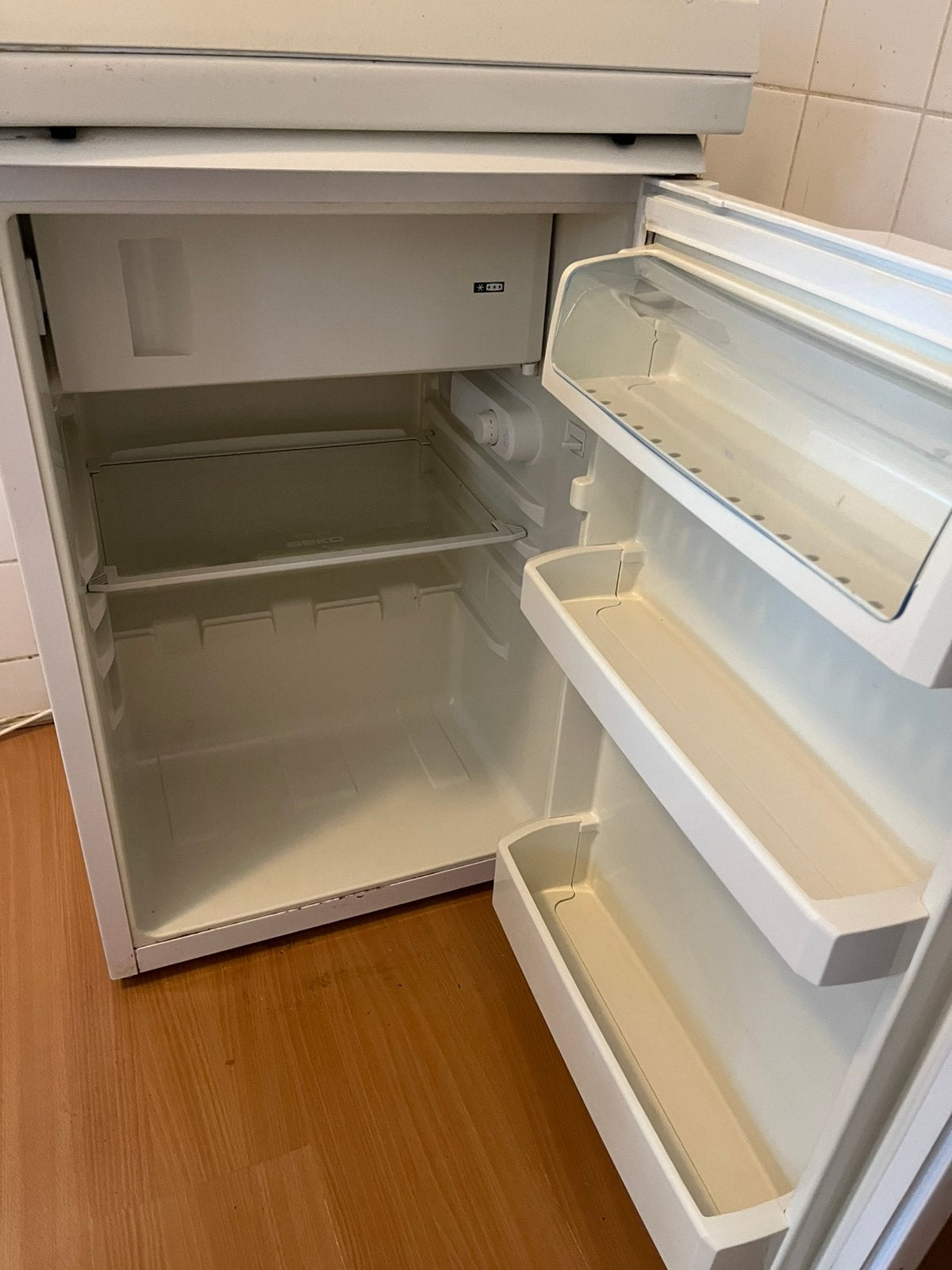 Beko Mini Koelkast (mini fridge), Ophalen, Minder dan 85 cm, Met vriesvak, Minder dan 75 liter