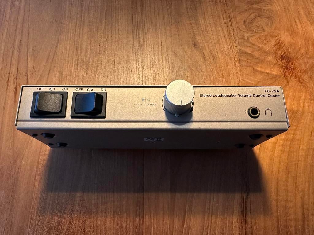 TC 726 High end stereo volume regelaar voor 2 paar speakers, Ophalen, Zo goed als nieuw, Overige merken