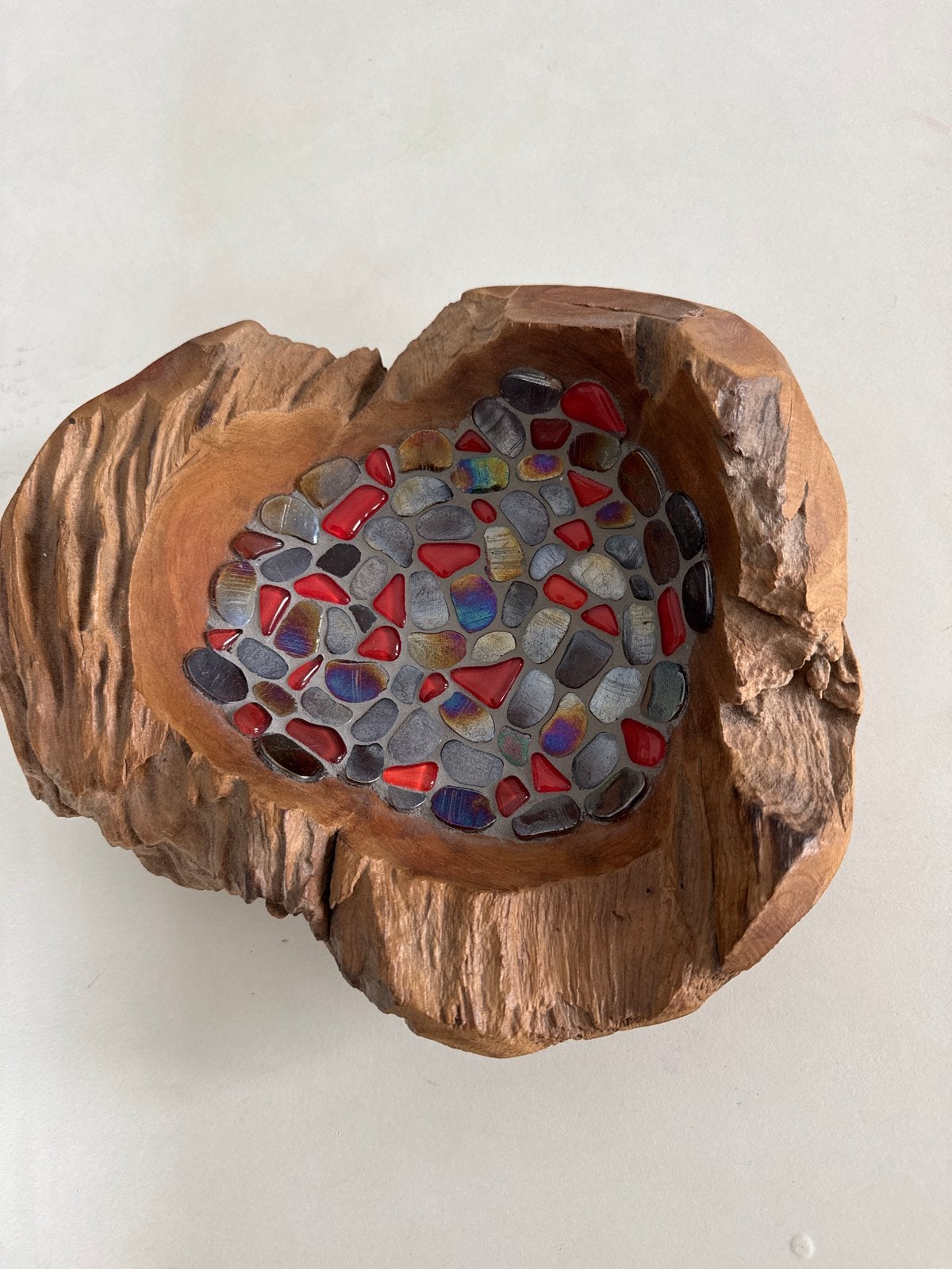 Unieke houten schaal met mozaïek van glassteentjes, Gebruikt, Schaal, Ophalen of Verzenden, Handgemaakt