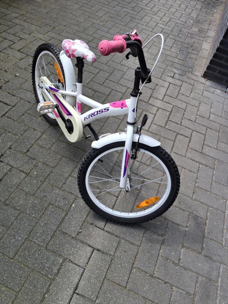 Kross meisjes crossfiets met roze helm, Fietsen en Brommers, Gebruikt, Velgrem, Ophalen of Verzenden, Handrem