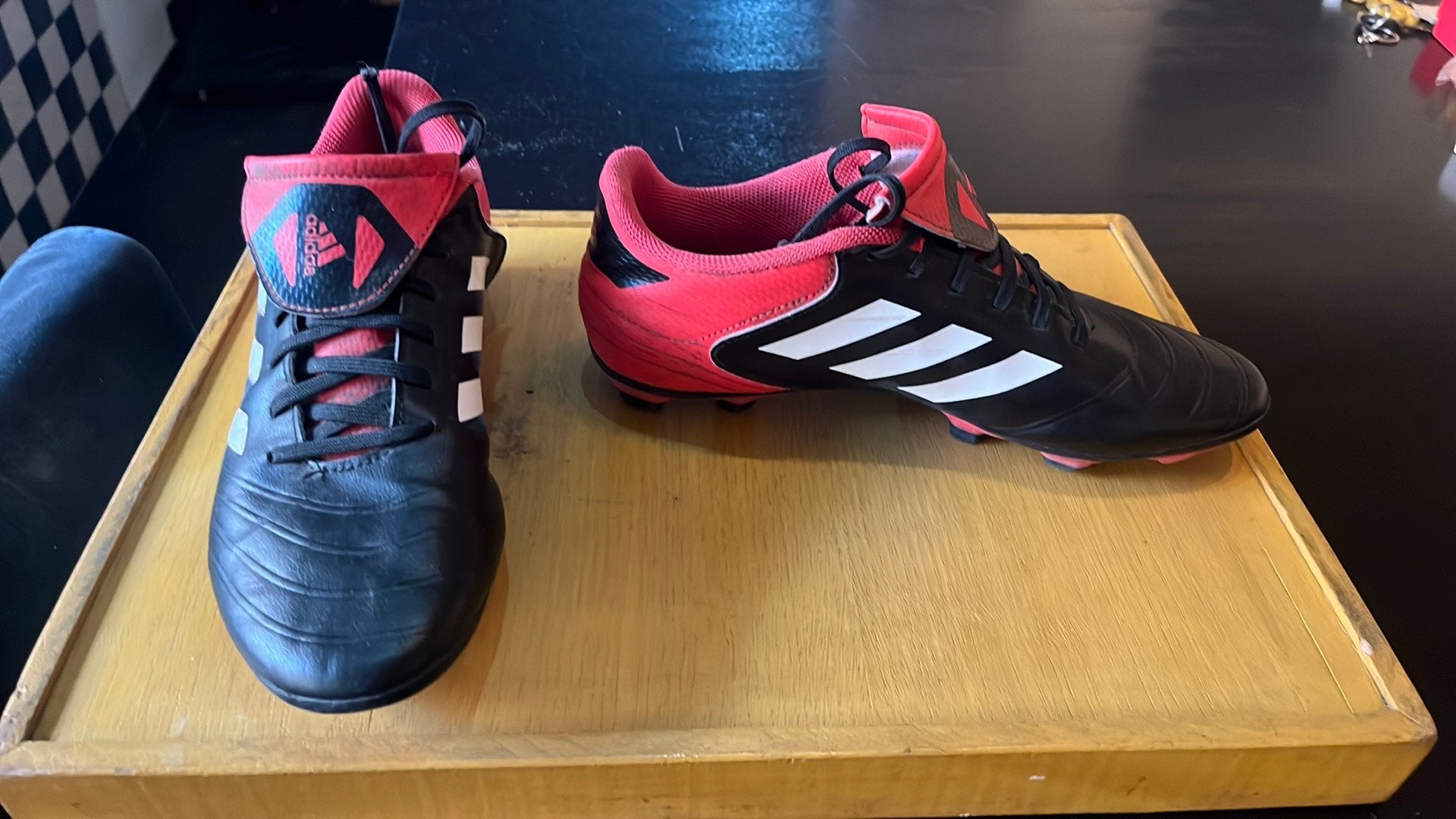Adidas voetbalschoenen zwart met rood maat 40-41, Ophalen, Gebruikt, Schoenen, Maat L