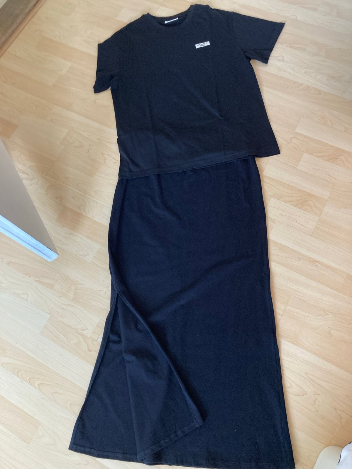 Colourful Rebel Nieuw  Zwarte Maxi Rok met Split en T-shirt, Zwart, Maat 42/44 (L), Nieuw, Ophalen of Verzenden