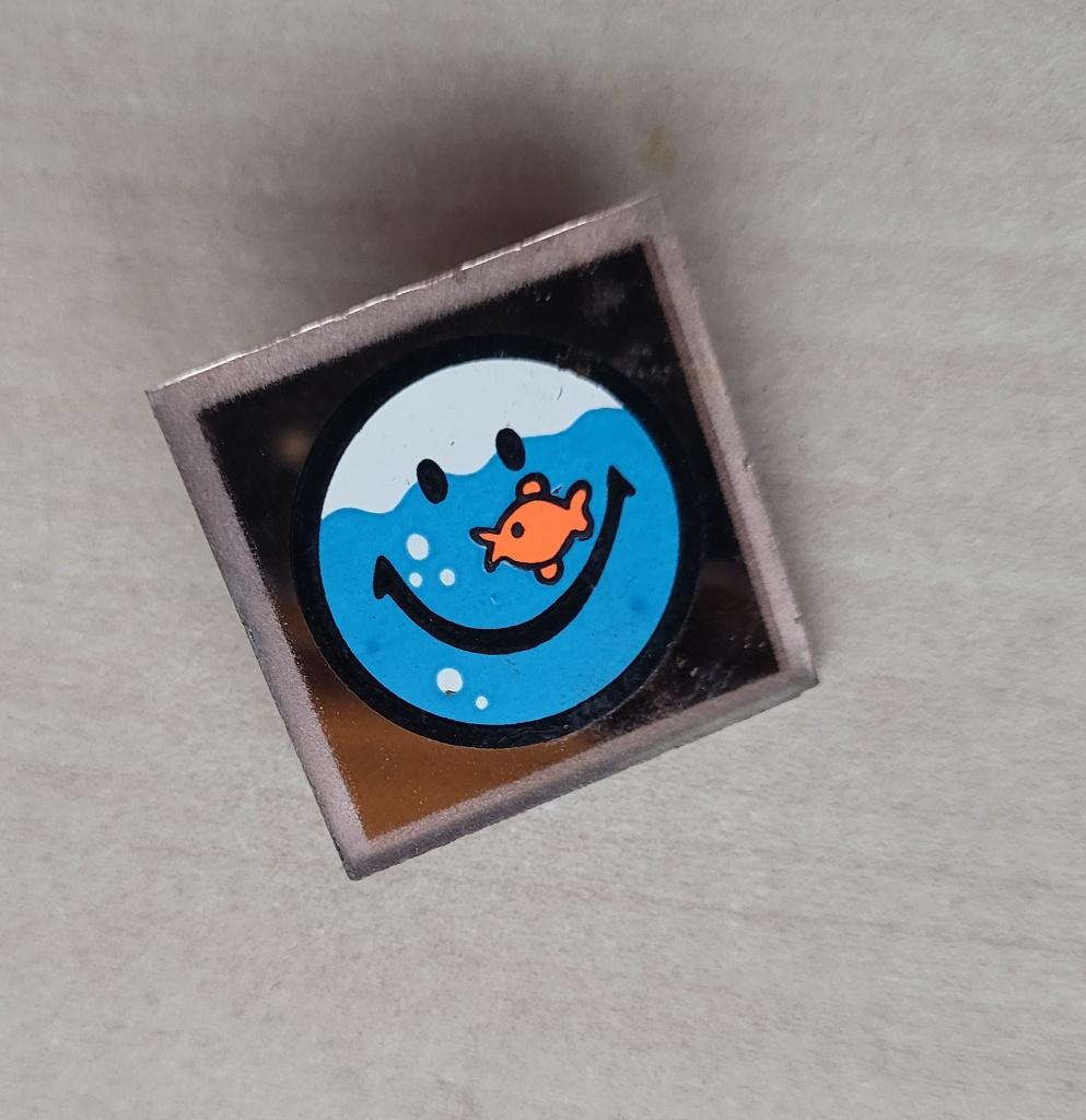 Smiley Goudvis in kom spiegel broche, Gebruikt, Niet vindbaar, Niet vindbaar, Speldje of Pin