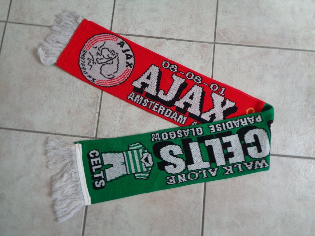 Voetbal sjaal Ajax-Celts Glascow 2001 Champions League, Ophalen of Verzenden, Zo goed als nieuw, Ajax, Vaantje of Sjaal