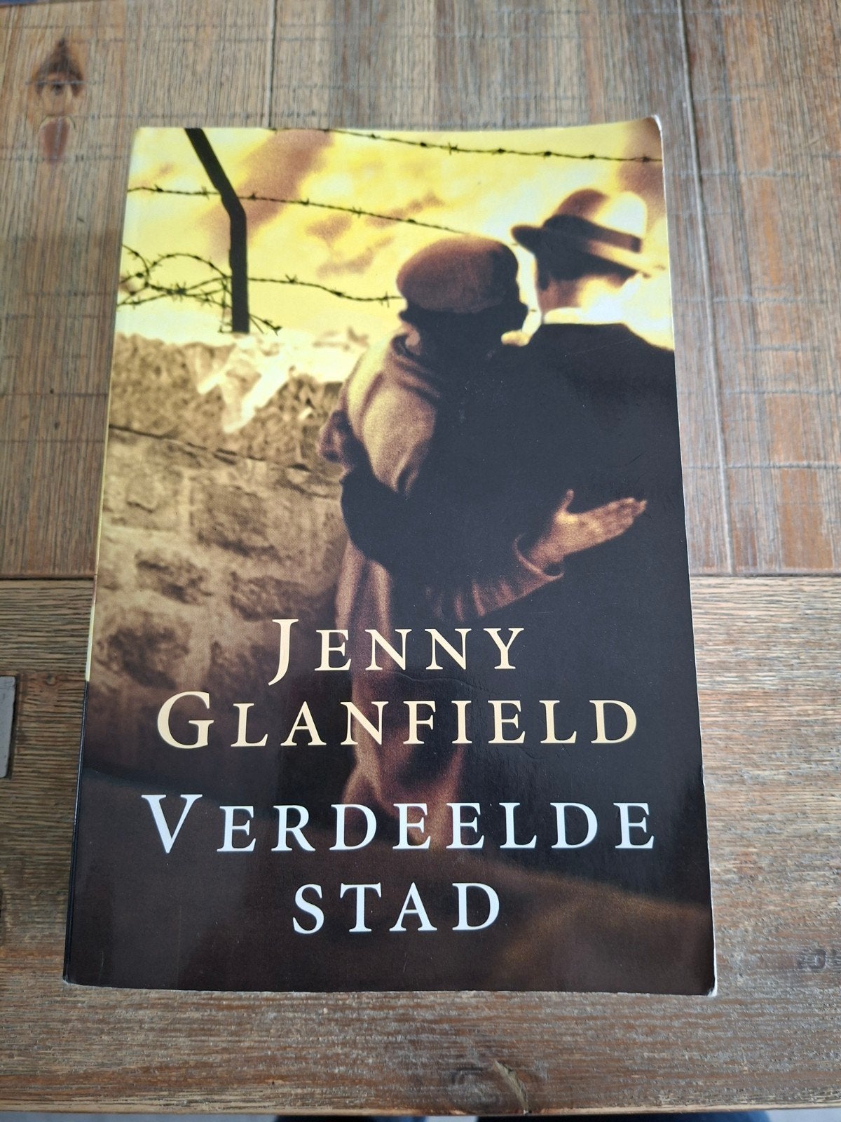 J. Glanfield - Verdeelde stad, Boeken, Ophalen of Verzenden, Gelezen, J. Glanfield