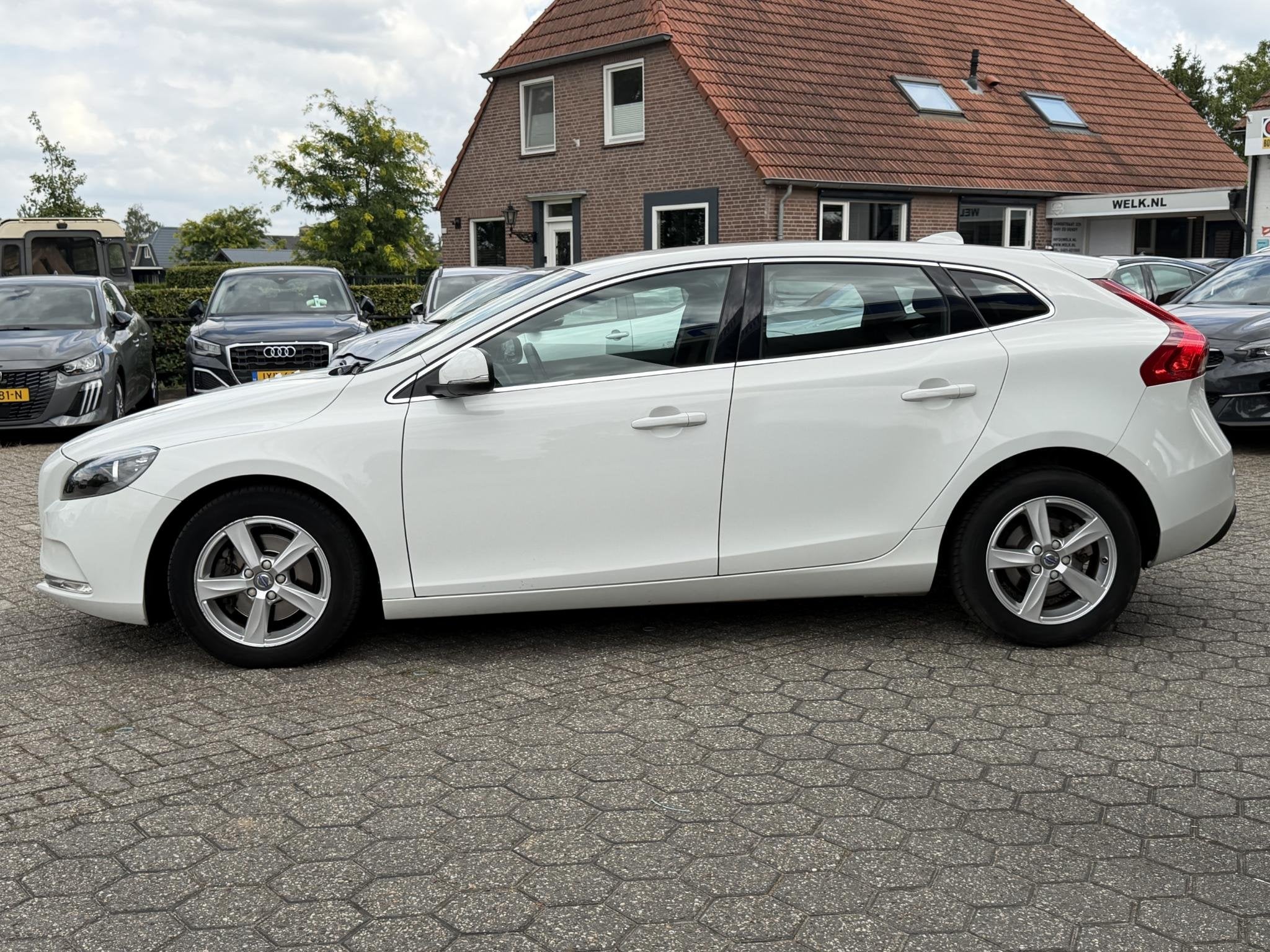 Volvo V40 2.0 T2 Momentum KLIMA | CRUISE CONTROL | BOVAG !, Auto's, Voorwielaandrijving, 12 maanden, Gebruikt, Euro 6