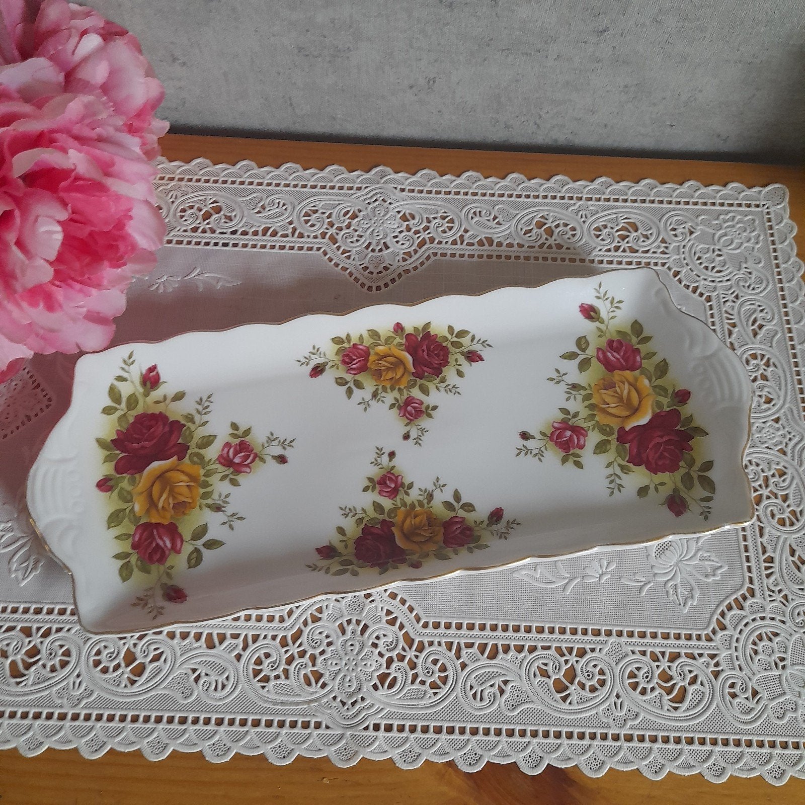 Brocante cakeschaal met roosjes, Ophalen of Verzenden