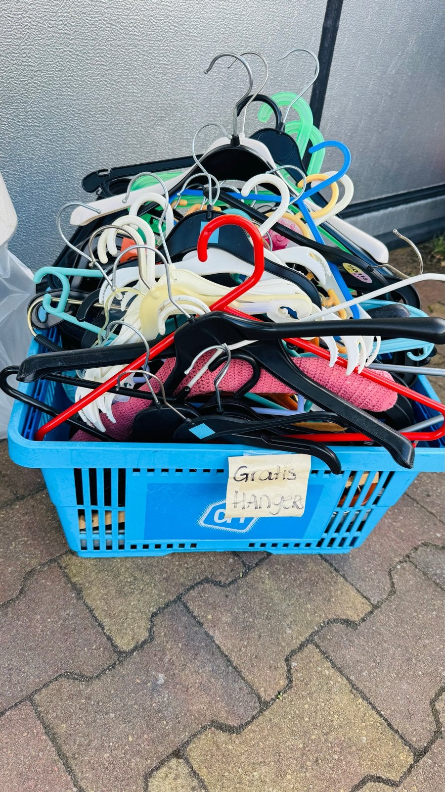 Gratis kledinghangers in diverse kleuren en materialen, Ophalen of Verzenden, Gebruikt, Kunststof, Kinderen en Volwassenen