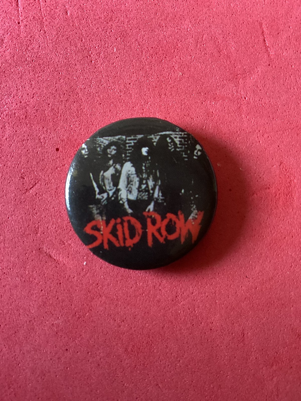 Kleine button Skid Row, Verzamelen, Speldjes, Pins en Buttons, Verzenden, Zo goed als nieuw, Overige onderwerpen, Button