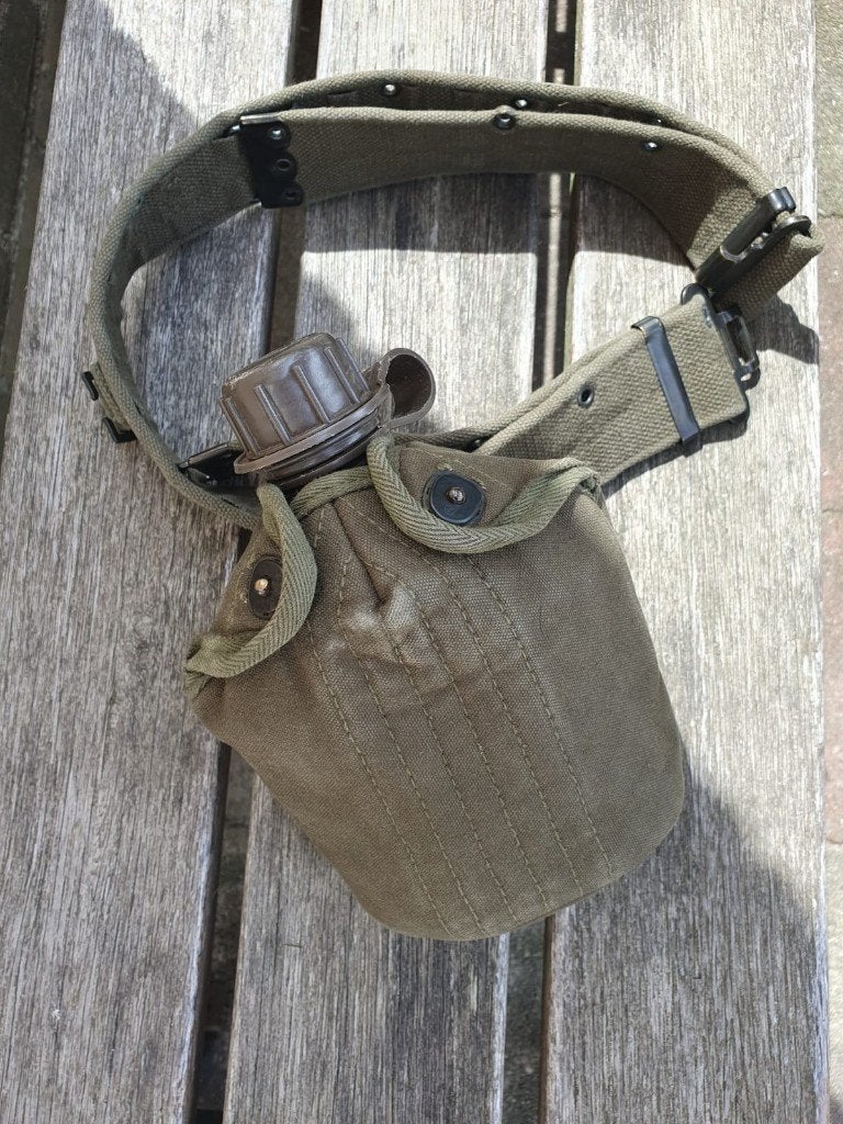 Veldfles leger inclusief hoes, RVS beker en verstelbare riem, Ophalen of Verzenden, Landmacht, Nederland, Overige typen