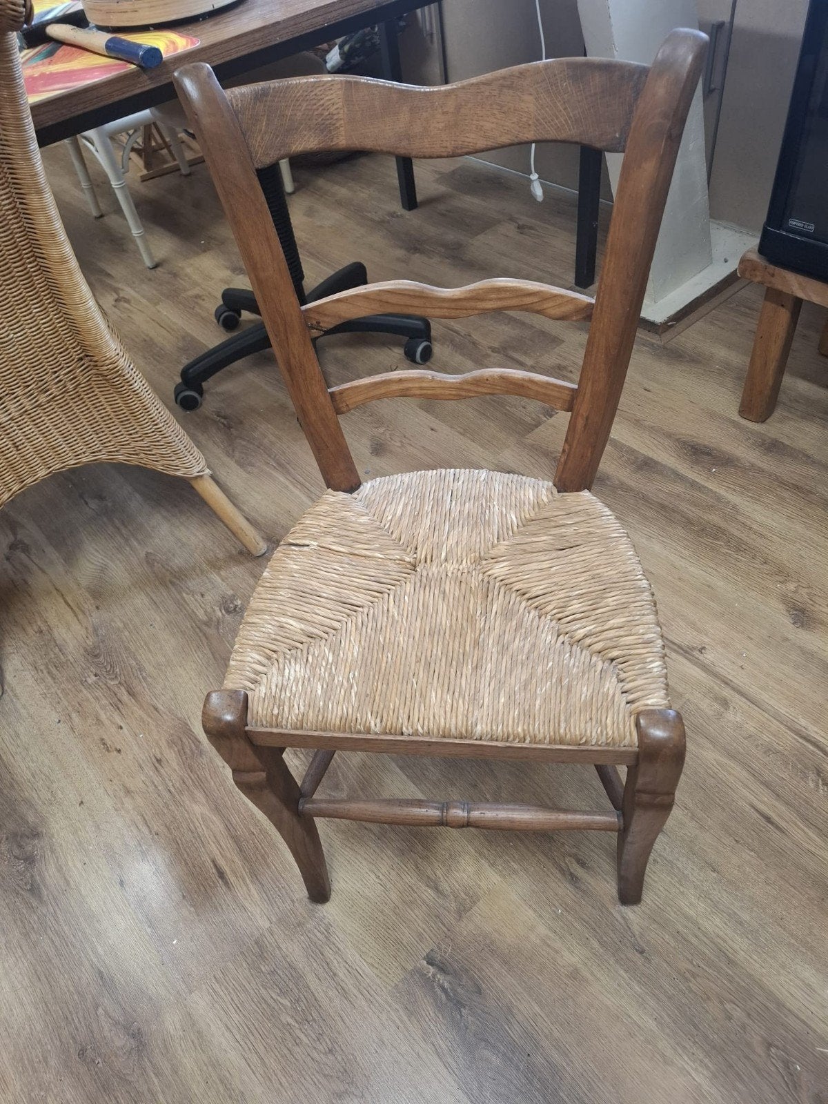 Kleine houten stoel met rieten zitting, Ophalen