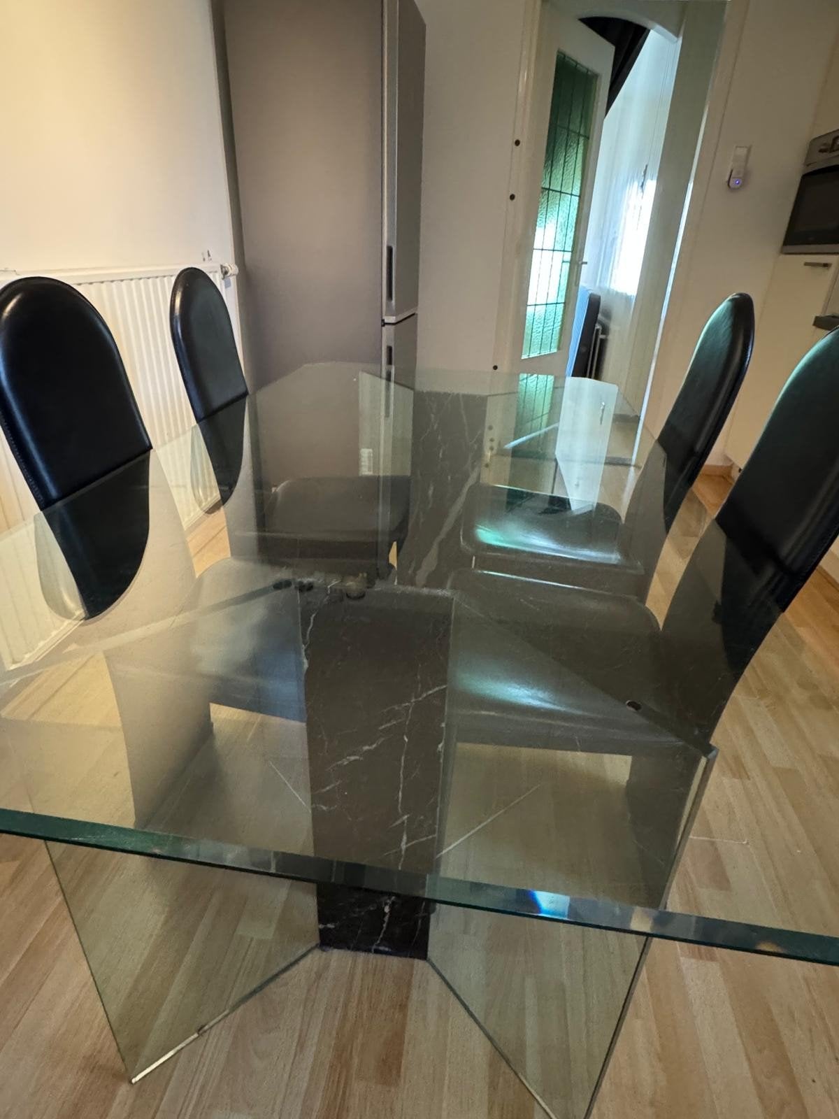 Glazen eettafel met 4 zwartleren stoelen, Ophalen, Gebruikt, Rechthoekig, 100 tot 150 cm