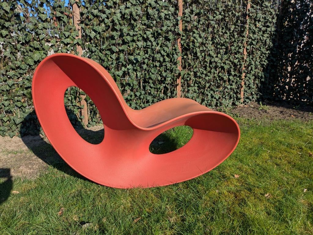 Magis Voido rode schommelstoel, Huis en Inrichting, Stoelen, Gebruikt, Eén, Kunststof, Rood, Ophalen