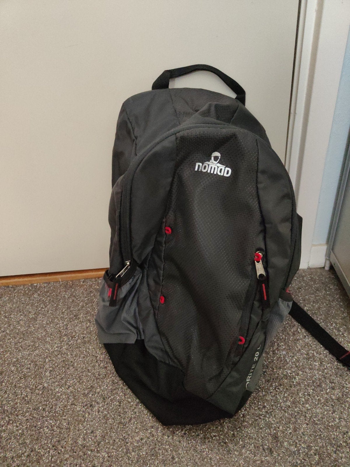 Simpele Nomad rugzak / daypack 20 liter, Nomad, 25 tot 40 cm, Ophalen of Verzenden, Zo goed als nieuw