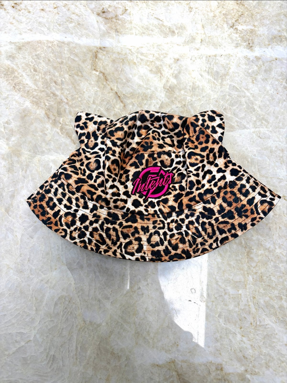 Intents Festival Bucket Hat Luipaardprint, Ophalen of Verzenden, Zo goed als nieuw, One size fits all, Hoed