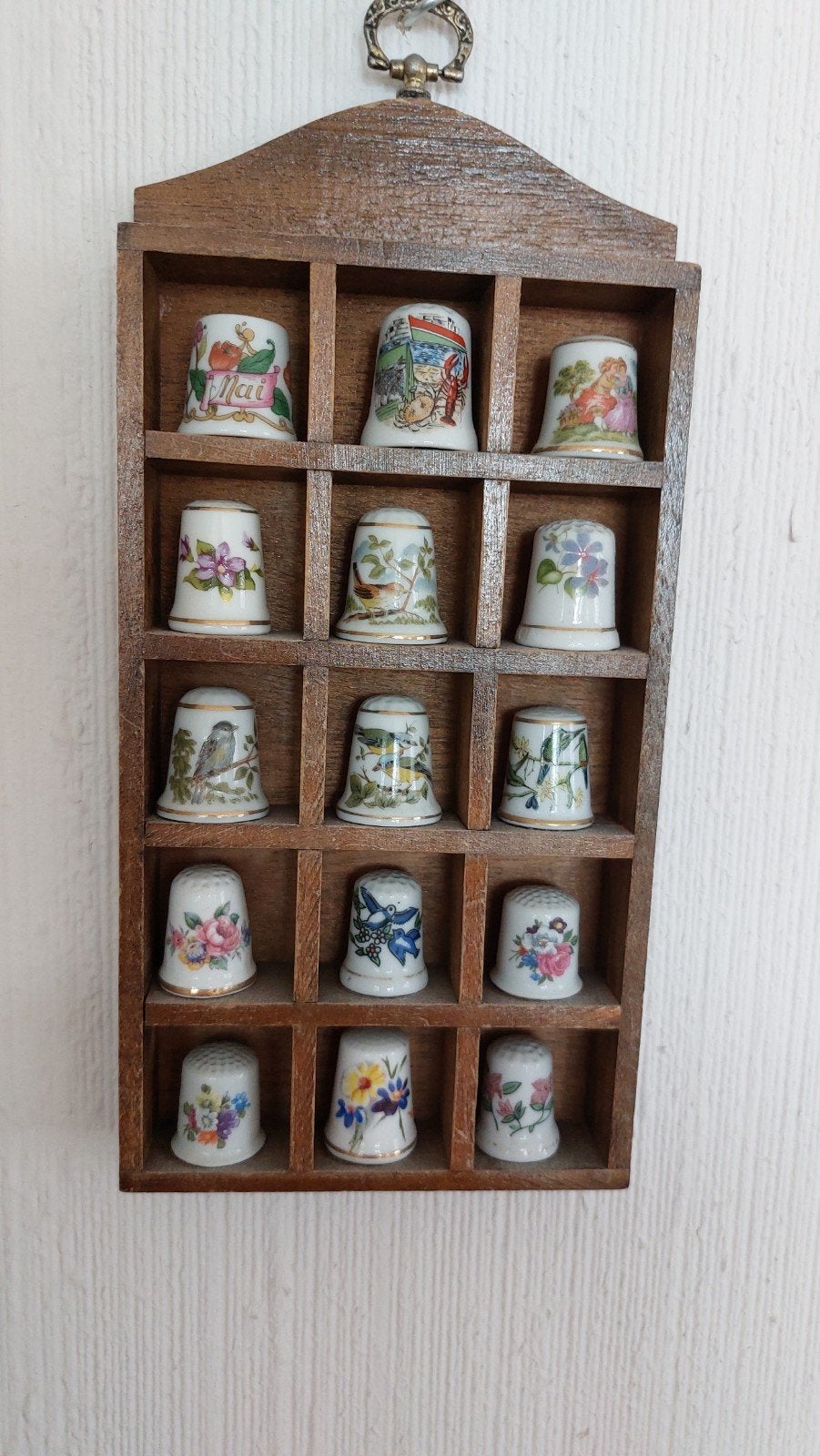 Verzameling vingerhoedjes met houten displayrek, Verzamelen, Vingerhoedjes, Ophalen of Verzenden, Zo goed als nieuw, Porselein