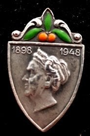 Koningin Wilhelmina 1898-1948 50 jaar Koningin speld, Verzamelen, Speldjes, Pins en Buttons, Verzenden, Zo goed als nieuw, Overige onderwerpen