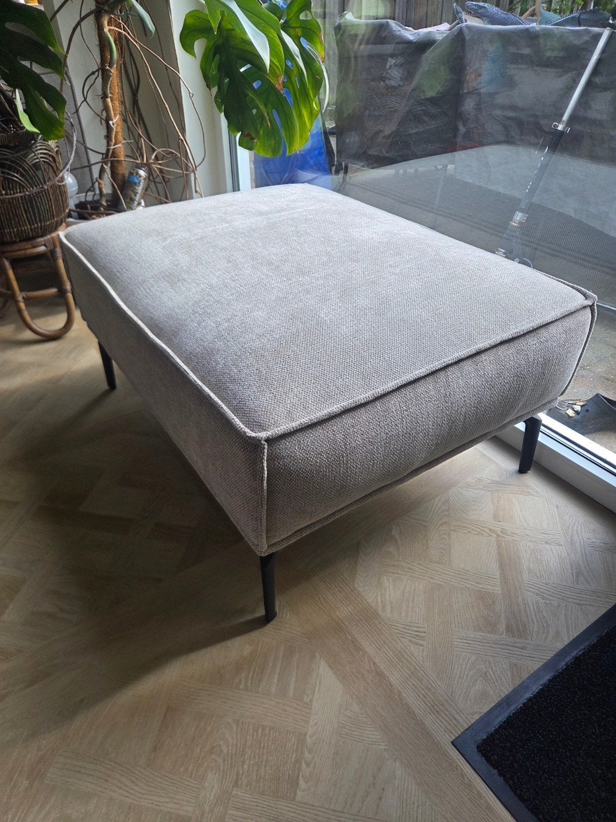 Stijlvolle grijze poef, voetenbank, hocker met metalen poten, Ophalen, Gebruikt, Modern, Scandinavisch, 75 tot 100 cm